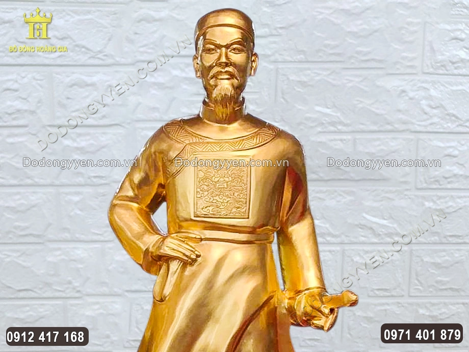 Gương mặt uy nghi&ecirc;m của &ocirc;ng được chạm khắc sắc n&eacute;t